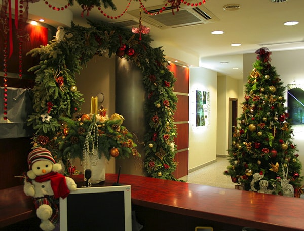 Искусственные новогодние елки в интерьере: интересные решения - фото5