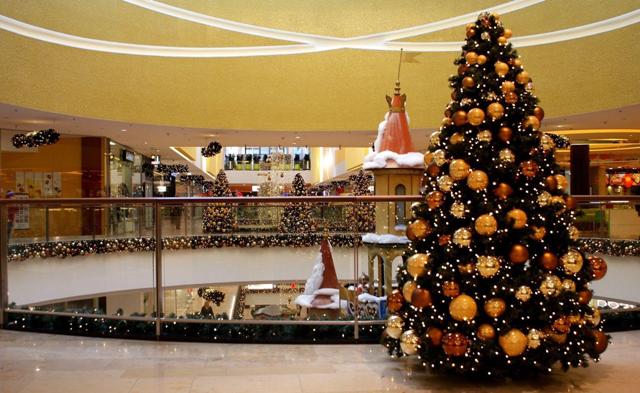 Искусственные новогодние елки в интерьере: интересные решения - фото6