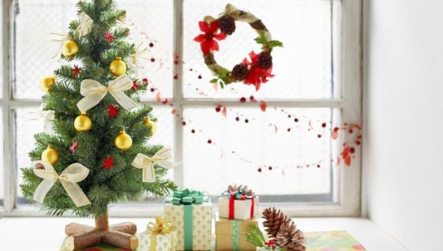 Искусственные новогодние елки в интерьере: интересные решения - фото8