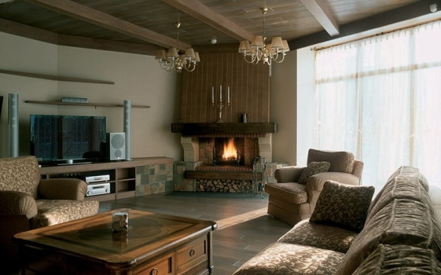 Камины в интерьере загородного дома - фото6