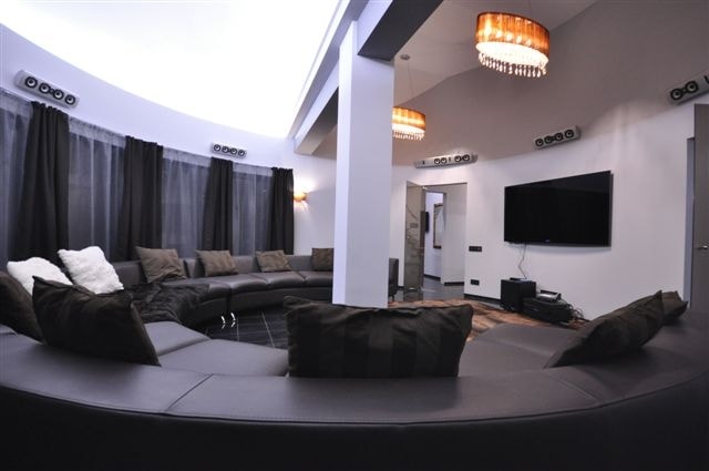 Гостиная с круговым диваном