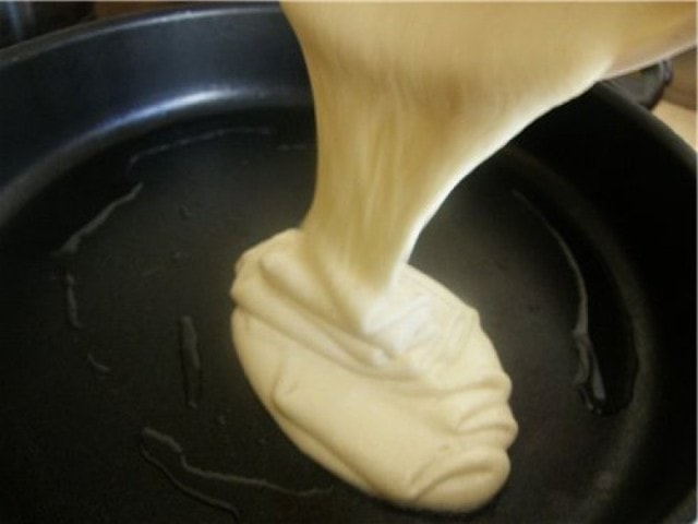 Пицца на сковороде за 10 минут: пошаговый рецепт на кефире - фото2 Пицца на сковороде за 10 минут: пошаговый рецепт на кефире - фото2