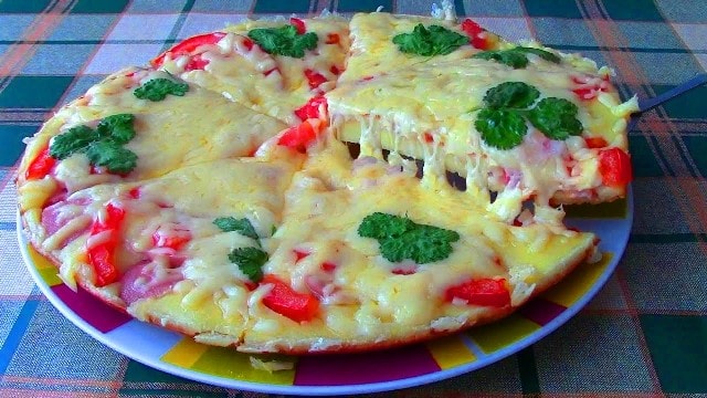 Пицца на сковороде за 10 минут: пошаговый рецепт на кефире - фото4 Пицца на сковороде за 10 минут: пошаговый рецепт на кефире - фото4