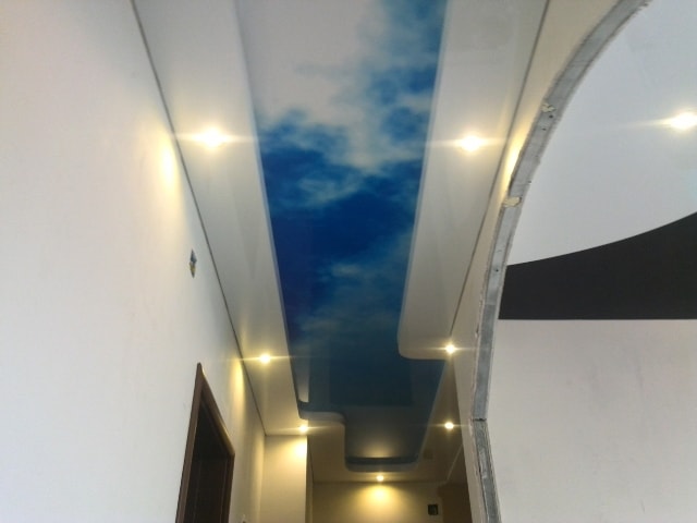 Дизайн натяжных потолков в коридоре и прихожей - фото7