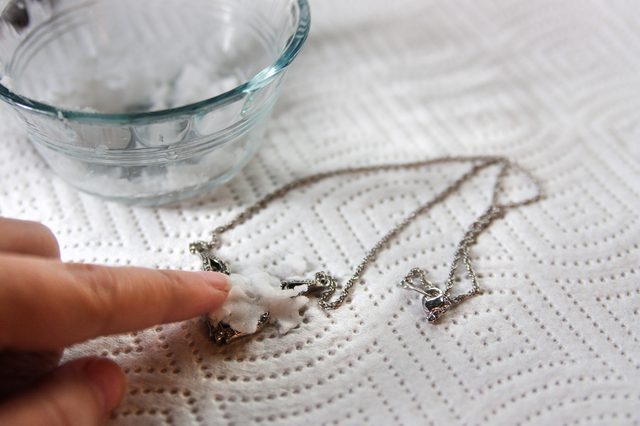 Как почистить серебряные украшения в домашних условиях (с камнями и без) - фото2