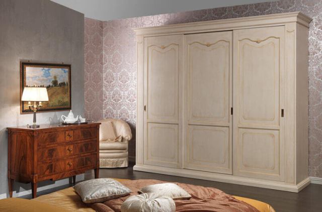 Шкаф в спальню с распашными дверями: интересные варианты - фото7