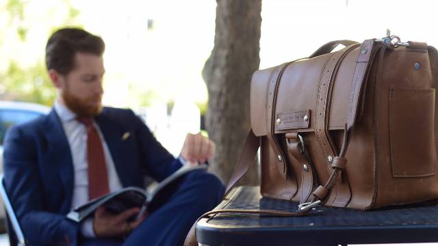Мужская сумка из натуральной кожи через плечо: обзор, модные образы - фото2