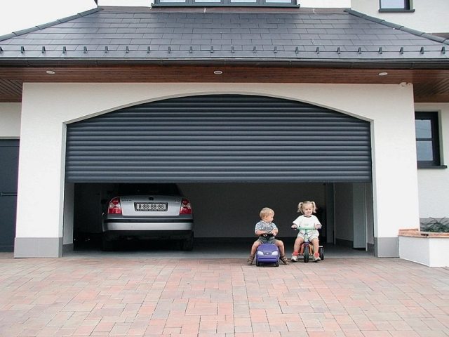 Какие ворота для гаража лучше: рулонные (роллетные) или секционные - фото1