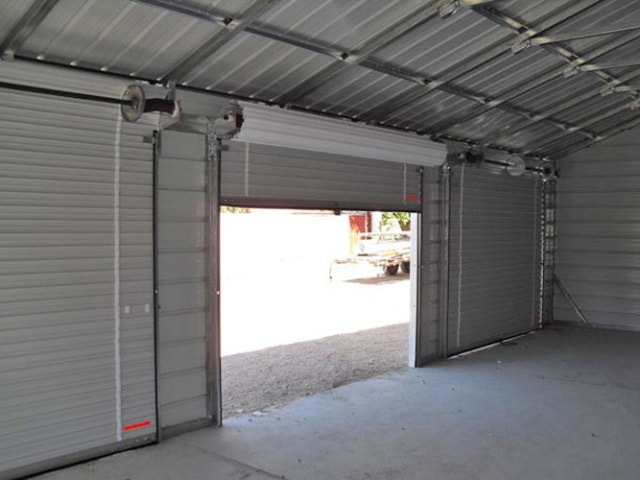 Какие ворота для гаража лучше: рулонные (роллетные) или секционные - фото3