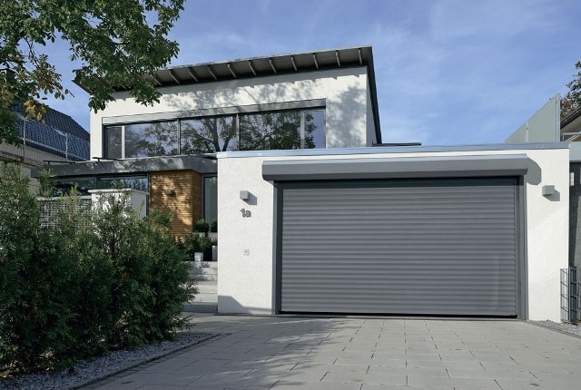 Какие ворота для гаража лучше: рулонные (роллетные) или секционные - фото4