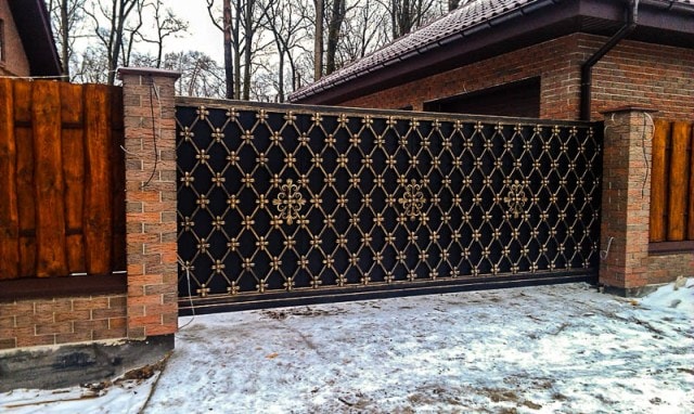 Откатные ворота с калиткой внутри - фото2