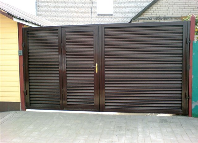 Откатные ворота с калиткой внутри - фото6