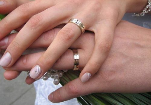 Какое кольцо можно носить на безымянном пальце правой руки? - фото 5