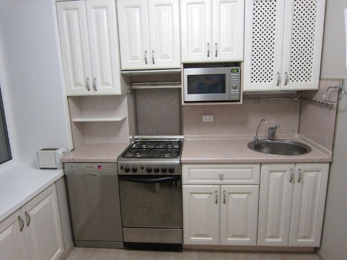 Как расположить мебель на кухне в хрущевке - фото 4