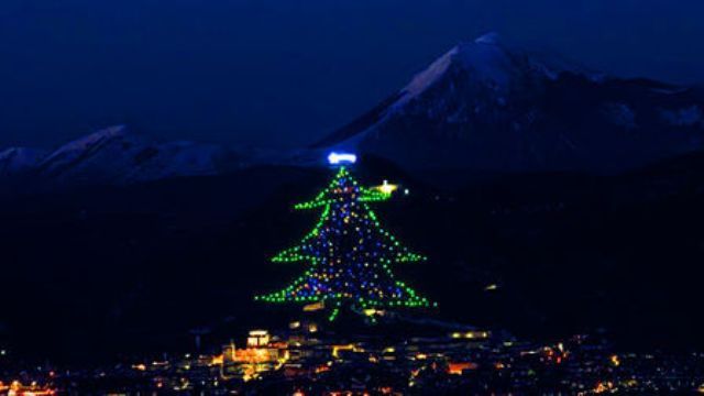 Нажмите для увеличения фото v_italii_zazhgli_samuyu_bolshuyu_v_mire_rozhdestvenskuyu_installyatsiyu_thumb_main.jpg